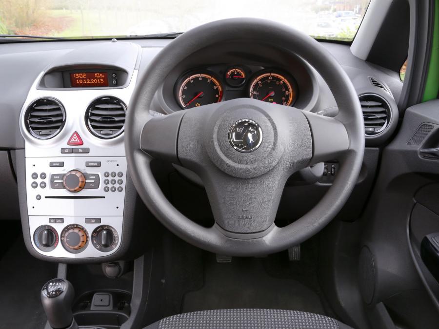  Vauxhall Corsa Sting 2013 года  (фото 8 из 18)
